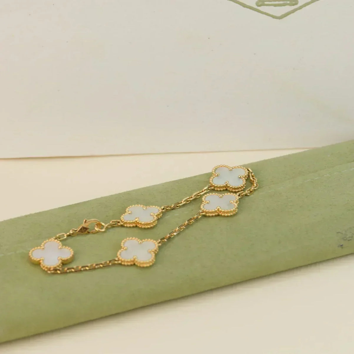 [Stars Jewelry]CLOVER WHITE PEARL MOP 5 MOTIF BRACELET COLLECTION