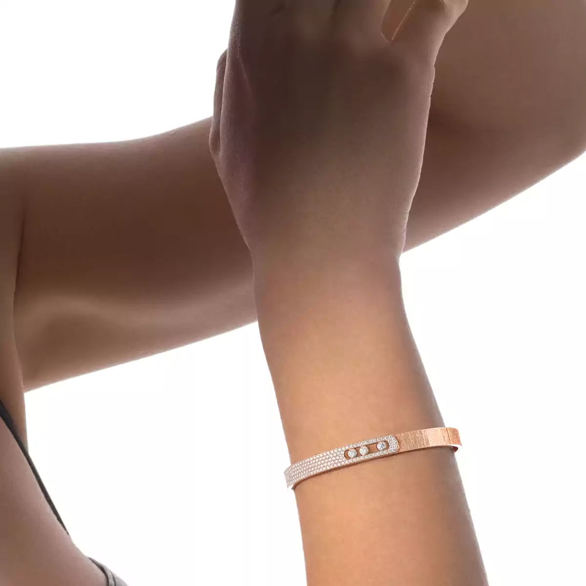[Stars Jewelry]Move Noa Ciselé half pavé bangle